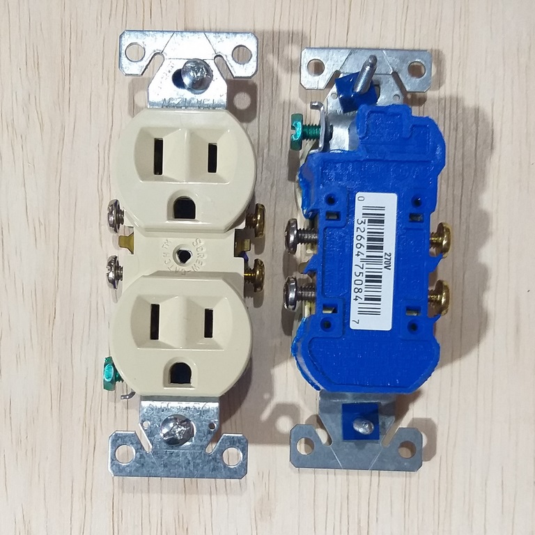 TOMA COOPER 2 POL.110V EMPOTR. BEIGE 270V